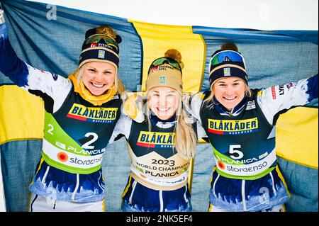 La donna svedese festeggia dopo aver spazzato il podio nello sprint ai Campionati FIS World di sci nordico 2023 a Planica, Slovenia, 23 febbraio 2023. Da sinistra, Emma Ribom (2nd), Jonna Sundling (primo) e Maja Dahlqvist (terzo). Credit: John Candler Lazenby/Alamy Live News Foto Stock