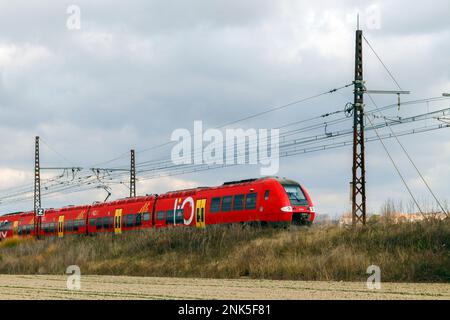 TER. Trasporto ferroviario di passeggeri tra Beziers e Narbonne. Occitanie, Francia Foto Stock