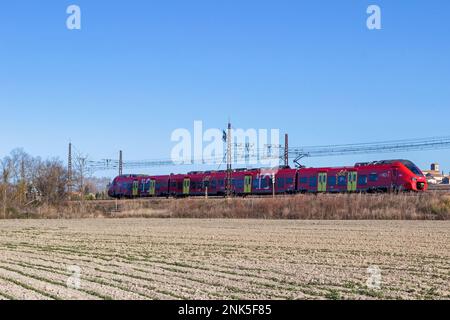 TER. Trasporto ferroviario di passeggeri tra Beziers e Narbonne. Occitanie, Francia Foto Stock