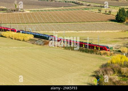 TER. Trasporto ferroviario di passeggeri tra Beziers e Narbonne. Occitanie, Francia Foto Stock