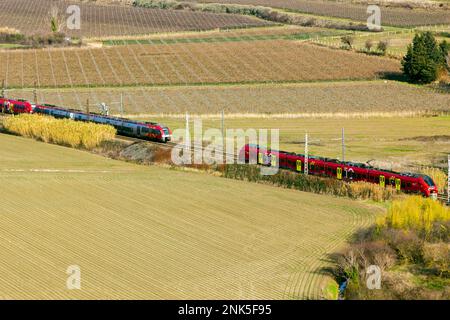 TER. Trasporto ferroviario di passeggeri tra Beziers e Narbonne. Occitanie, Francia Foto Stock