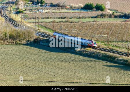 TER. Trasporto ferroviario di passeggeri tra Beziers e Narbonne. Occitanie, Francia Foto Stock