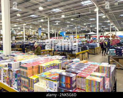 Interno della Costco Wholesale Store, Hanworth Road, Sunbury-on-Thames, Surrey, England, Regno Unito Foto Stock