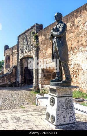 Juan Pablo Duarte statua e Fuerte el Invencible, Santo Domingo, Repubblica Dominicana (Repubblica Dominicana), grandi Antille, Caraibi Foto Stock