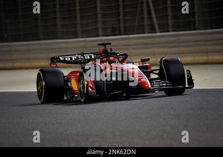 Sakhir, Bahrein. 23rd Feb, 2023. Motorsport: Formula 1 test drive in Bahrain. Charles Leclerc di Monaco del team Ferrari è in pista. Credit: Hasan Brantic/dpa/Alamy Live News Foto Stock