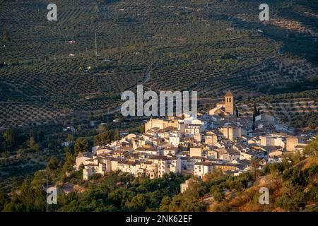 Il villaggio di Quesada e uliveti, provincia di Jaen, Andalusia, Spagna. Foto Stock