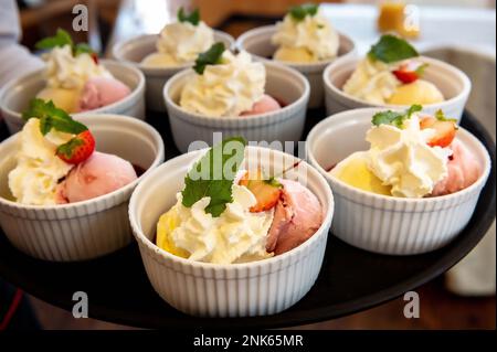 gelato alla frutta - dolci alla crema, torte e biscotti Foto Stock