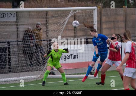 Cirencester, Inghilterra 28 novembre 2021. Vitality Women's fa Cup seconda partita vera e propria tra Cheltenham Town Ladies e Southampton Women. Credito: Foto Stock