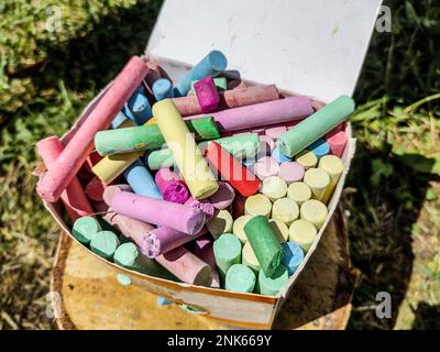 diversi pezzi di gesso colorato Foto Stock