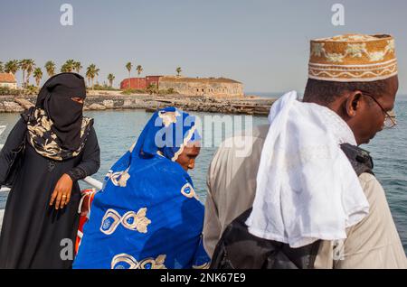 Porto di isola di Goree, in background fort d'Estrees, vicino a Dakar, Senegal, Africa occidentale, Africa Foto Stock