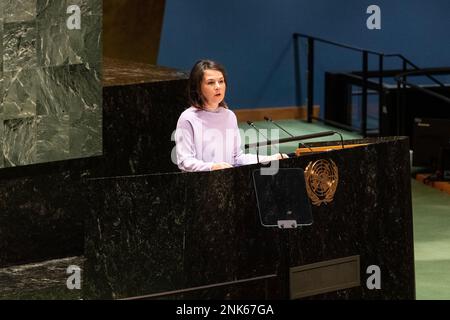 Annalena Baerbock Ministro degli Affari Esteri della Germania interviene durante la 11th sessione Speciale d'emergenza dell'Assemblea Generale 2nd° giorno presso la sede dell'ONU a New York il 23 febbraio 2023. (Foto di Lev Radin/Sipa USA) Foto Stock