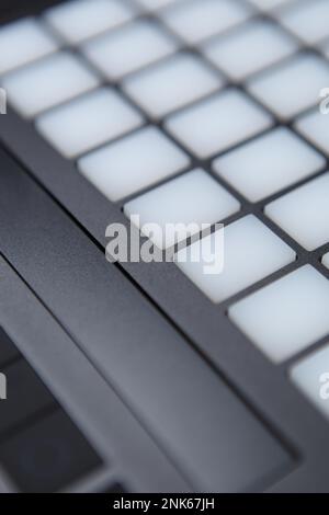 Drum machine per la produzione di musica elettronica. Apparecchiature audio professionali per produttori Foto Stock