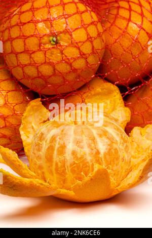 Un Mandarin Orange sbucciato aperto Foto Stock