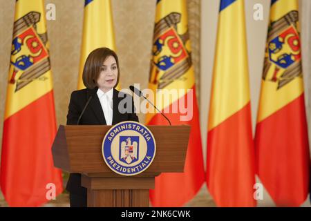 Bucarest, Romania - 23 febbraio 2023: Il presidente moldavo Maia Sándu fa una dichiarazione durante l'incontro con il presidente della Romania Klaus Iohannis (n. Foto Stock