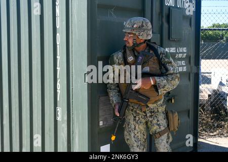 PORT HUENEME, California (11 agosto 2022) Equipment Operator 3rd Class Ronan Alag cerca il nemico come parte di un attacco nemico simulato durante il Battaglione Naval Mobile Construction (NMCB) 18's Field Training Exercise (FTX). La FTX è progettata per analizzare la capacità di costruzione di un battaglione, la logistica di spedizione e le operazioni di combattimento per supportare le principali operazioni di combattimento, la risposta ai disastri e l’assistenza umanitaria. Foto Stock