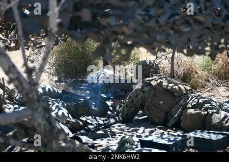 PORT HUENEME, California (11 agosto 2022) Builder 1st Class Thomas Crombie spara contro le forze nemiche come parte di un attacco simulato durante il Battaglione Naval Mobile Construction (NMCB) 18's Field Training Exercise (FTX). La FTX è progettata per analizzare la capacità di costruzione di un battaglione, la logistica di spedizione e le operazioni di combattimento per supportare le principali operazioni di combattimento, la risposta ai disastri e l’assistenza umanitaria. Foto Stock