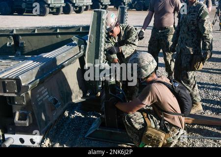 PORT HUENEME, California (11 agosto 2022) Builder 2nd Class Ruby Sierra e Ensign Patrick Kane si preparano a lanciare un ponte durante il Battaglione Naval Mobile Construction (NMCB) 18 Field Training Exercise (FTX). La FTX è progettata per analizzare la capacità di costruzione di un battaglione, la logistica di spedizione e le operazioni di combattimento per supportare le principali operazioni di combattimento, la risposta ai disastri e l’assistenza umanitaria. Foto Stock