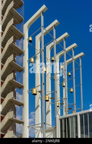 Garden Grove, CA, USA – 2 novembre 2022: La Torre della speranza con campane dorate alla Christ Cathedral, ex Cattedrale di cristallo a Garden Grove, Califor Foto Stock