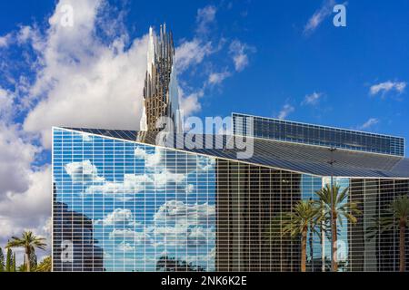 Garden Grove, CA, USA – 2 novembre 2022: Le nuvole riflettono l'edificio della Christ Cathedral, ex Crystal Cathedral, a Garden Grove, California Foto Stock