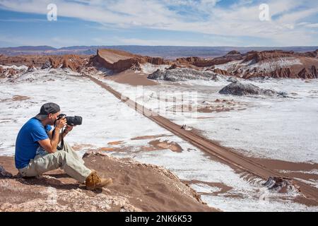 Scattare foto in Valle de la Luna (a valle della luna ) e il sale depositato sul terreno, vicino a San Pedro de Atacama deserto di Atacama.Region de Ant Foto Stock