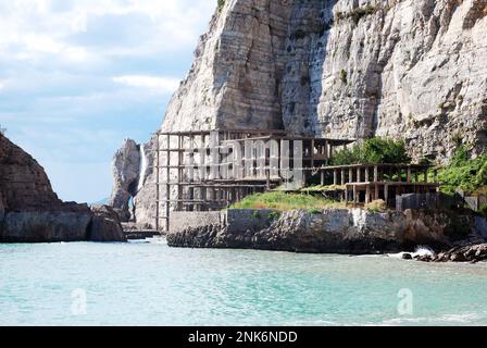 L'eco-mostro di Alimuri. Foto scattata il 25 luglio 2010 a Vico Equense di una costruzione non autorizzata sulla costa del Tirreno. Italia Foto Stock