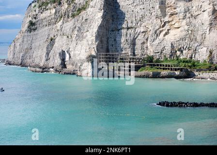 L'eco-mostro di Alimuri. Foto scattata il 25 luglio 2010 a Vico Equense di una costruzione non autorizzata sulla costa del Tirreno. Italia Foto Stock