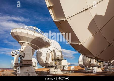 ALMA observatory, antenne nella piana di Chajnantor, 5000 metri di altitudine,operazioni Array sito (AOS), il deserto di Atacama. Region de Antofagasta. Cile Foto Stock