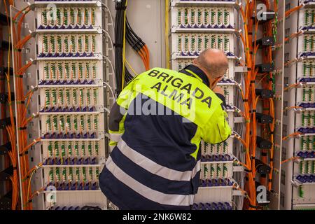 ALMA observatory, operatore lavorando, correlatore (grande computer) in tecniche di costruzione, sulla piana di Chajnantor, 5000 metri di altitudine, Array Operatio Foto Stock