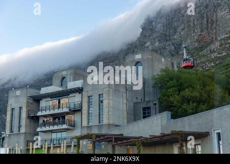 Cabinovia che sale sul lato della montagna di Table fino alla stazione della funivia di Look-out. Città del Capo Sud Africa Foto Stock
