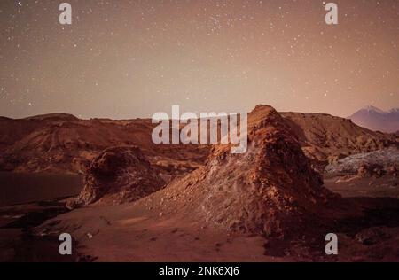 Il cielo, dalla Valle de la Luna (a valle della luna ) vicino a San Pedro de Atacama e il sale depositato sul terreno, il deserto di Atacama. Regione de Antofag Foto Stock