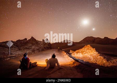 Il cielo, dalla Valle de la Luna (a valle della luna ) vicino a San Pedro de Atacama e il sale depositato sul terreno, il deserto di Atacama. Regione de Antofag Foto Stock