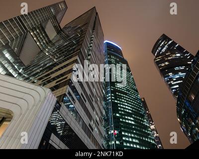 Vista dal basso degli alti edifici nel quartiere di Mosca in serata, Russia Foto Stock