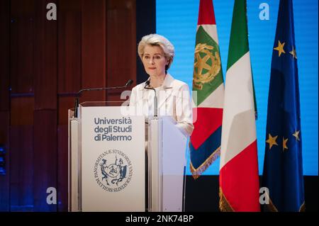 Palermo, Italia. 23rd Feb, 2023. Il presidente von der Leyen ha visto durante la cerimonia inaugurale sul palco. Ursula von der Leyen, presidente della Commissione europea, ha partecipato alla cerimonia di apertura dell'anno accademico dell'Università di Palermo (Università di Palermo, UNIPA), con un discorso inaugurale. Il Presidente è stato accolto dal Professor massimo Midiri, Rettore dell'UNIPA. Credit: SOPA Images Limited/Alamy Live News Foto Stock