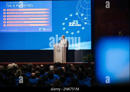 Palermo, Italia. 23rd Feb, 2023. Il Rettore massimo Midiri ha visto spiegare le priorità per il nuovo anno. Ursula von der Leyen, presidente della Commissione europea, ha partecipato alla cerimonia di apertura dell'anno accademico dell'Università di Palermo (Università di Palermo, UNIPA), con un discorso inaugurale. Il Presidente è stato accolto dal Professor massimo Midiri, Rettore dell'UNIPA. Credit: SOPA Images Limited/Alamy Live News Foto Stock