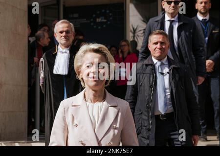 Palermo, Italia. 23rd Feb, 2023. Il presidente von der Leyen (c) ha visto in posa per i giornalisti. Ursula von der Leyen, presidente della Commissione europea, ha partecipato alla cerimonia di apertura dell'anno accademico dell'Università di Palermo (Università di Palermo, UNIPA), con un discorso inaugurale. Il Presidente è stato accolto dal Professor massimo Midiri, Rettore dell'UNIPA. Credit: SOPA Images Limited/Alamy Live News Foto Stock