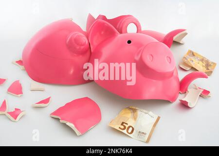 Simbolo di una banca piggy per l'inflazione, l'economia e la crisi. Rosa su sfondo bianco Foto Stock