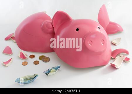 Simbolo di una banca piggy per l'inflazione, l'economia e la crisi. Rosa su sfondo bianco Foto Stock