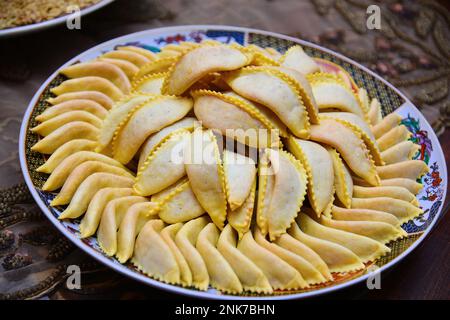 Dolci fatti in casa da corna di gazzelle per Ramadan. Dettaglio primo piano di Kaab El Ghazal appena sfornato, un dolce marocchino noto anche come corna di gazzelle, Hala Foto Stock