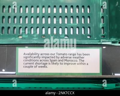 Hadleigh, Essex, UK - 23rd febbraio 2023: La filiale di Morrisons Hadleigh mostra basse scorte di frutta e verdura sugli scaffali a causa del maltempo in Europa Foto Stock