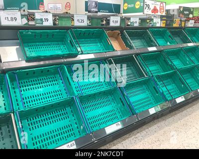 Hadleigh, Essex, UK - 23rd febbraio 2023: La filiale di Morrisons Hadleigh mostra basse scorte di frutta e verdura sugli scaffali a causa del maltempo in Europa Foto Stock