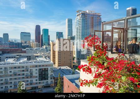 Persone al patio sul tetto festa nel centro di Los Angeles, California, Stati Uniti. Foto Stock