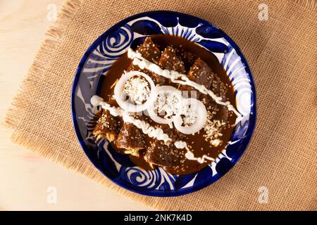 Enmoladas di pollo. Conosciuti anche come mole poblano enchiladas, sono un tipico piatto messicano che è molto popolare in Messico e nel resto del mondo. TA Foto Stock