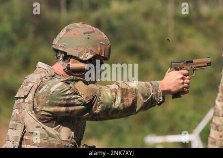 Un soldato della Guardia Nazionale dell'esercito del vermont spara il suo M-17 durante il concorso individuale di pistole al Concorso di Marksmanship Combat del 2022 dell'Adjutant Generale del Vermont, tenutosi all'Ethan Allen Firing Range dal 10 al 11 settembre, a Gerico, Vermont. Foto Stock