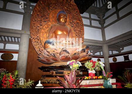 Kahaluu, Oahu, Hawaii, USA - 7 febbraio 2023: Alter all'interno del Tempio di Byodo-in, un tempio buddista non denominazionale su Oahu è una replica di un antico Foto Stock