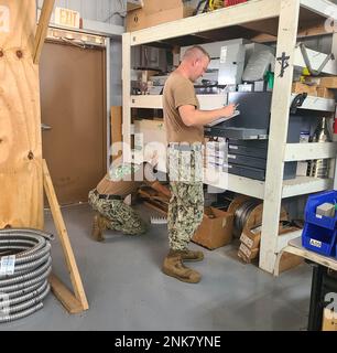 SANTA RITA, Guam (11 agosto 2022) Construction Electrician 2nd Class Joshua Lee and Construction Electrician 2nd Class Jake Medlin, assegnato a Naval Mobile Construction Battaglione (NMCB) 11, esegue un inventario in officina durante il turnover tra NMCB 133 e NMCB 11 a Camp Covington, Naval base Guam, Santa Rita, Guam, agosto 11, 2022. NMCB 11 è stato implementato in futuro per eseguire la costruzione, l'assistenza umanitaria e la cooperazione per la sicurezza teatrale negli Stati Uniti Sesto e settimo settore della flotta. Foto Stock