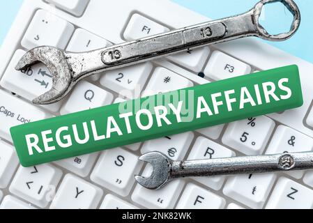 Cartello con indicazione Regulatory Affairs. Parola scritta sul desiderio dei governi di proteggere la salute pubblica Foto Stock