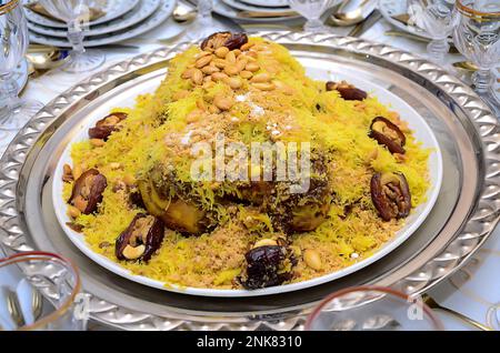 Seffa è un termine Maghrebi per un piatto di semola zuccherata con burro, cannella e mandorle. Il piatto può contenere carne, Foto Stock