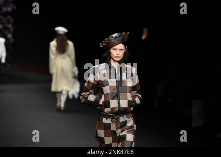 Milano, Italia. 23rd Feb, 2023. I modelli camminano sulla pista durante il Budapest SELECT show, che fa parte della settimana della moda Autunno Inverno 2023-2024 (Credit Image: © Ervin Shulku/ZUMA Press Wire) SOLO PER USO EDITORIALE! Non per USO commerciale! Foto Stock