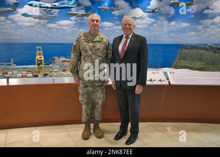 Gen. John P. Sullivan, vice comandante, USA Il comando del trasporto, pose con il segretario dell'aeronautica Frank Kendall davanti al quartier generale della USTRANSCOM diorama della lobby est, Scott Air Force base, Ill., 10 agosto 2022. Il diorama è una rappresentazione fisica degli elementi terrestri, marini e aerei della vasta impresa di trasporto che USTRANSCOM gestisce per gli Stati Uniti. Kendall ha trascorso la giornata in visita con leader e logistici, riconoscendo l'importanza sempre crescente del team USTRANSCOM e dei partner del settore Foto Stock