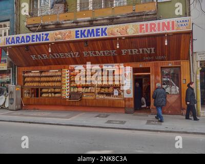 Antakya, Turchia - 04 11 2011: Panetteria turca in un ambiente urbano che espone pane e altri prodotti freschi in una vetrina. Foto Stock